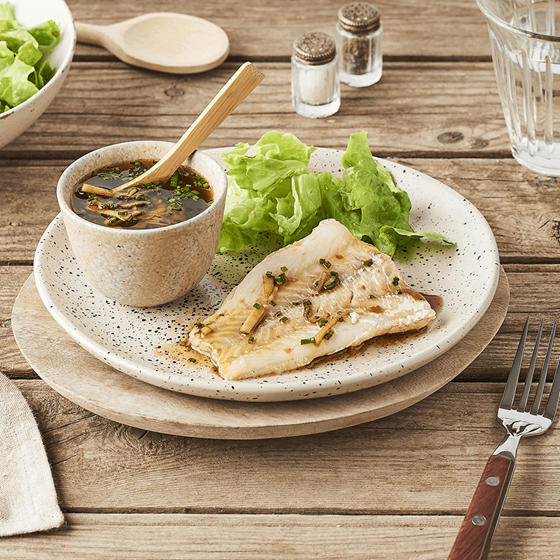 Photographie d'une assiette de Filet de Colin et sa vinaigrette balsamique au gingembre