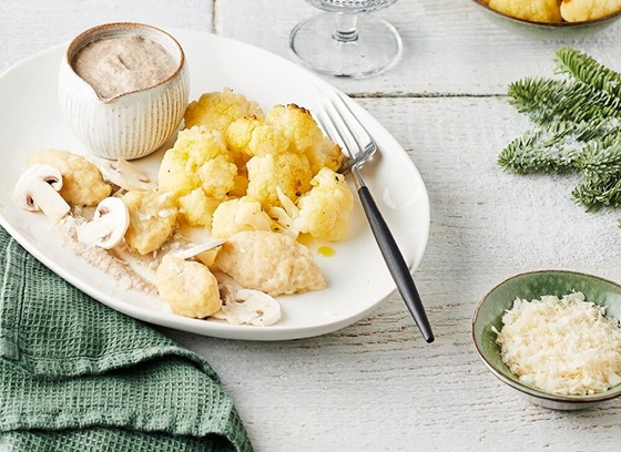 Quenelle de colin, sauce aux champignons, bouquet de chou-fleur rôti