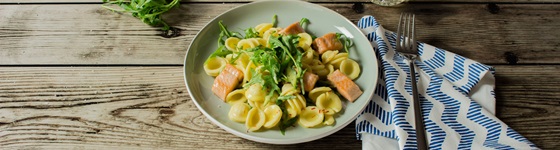 Wildlachs auf orecchiette mit safran sauce und rucola