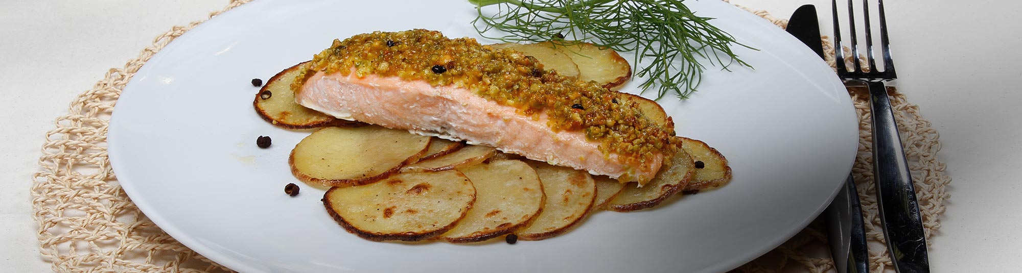 Salmone con patate e pistacchi