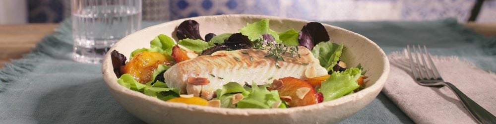 Dos d'églefin, salade de pêches caramélisées, mesclun aux amandes