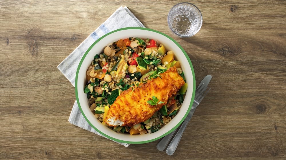 Boulgour et légumes, filet de colin pané, sauce tahini au skyr et coriandre