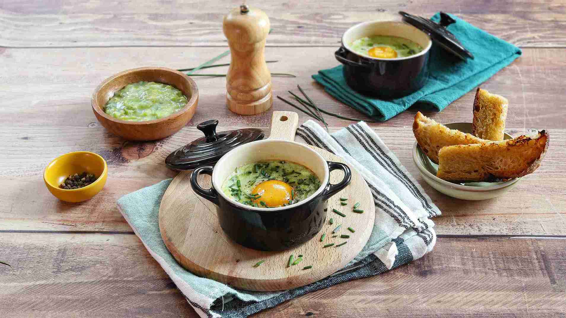 Recette de poireaux à la crème aux œufs cocottes 