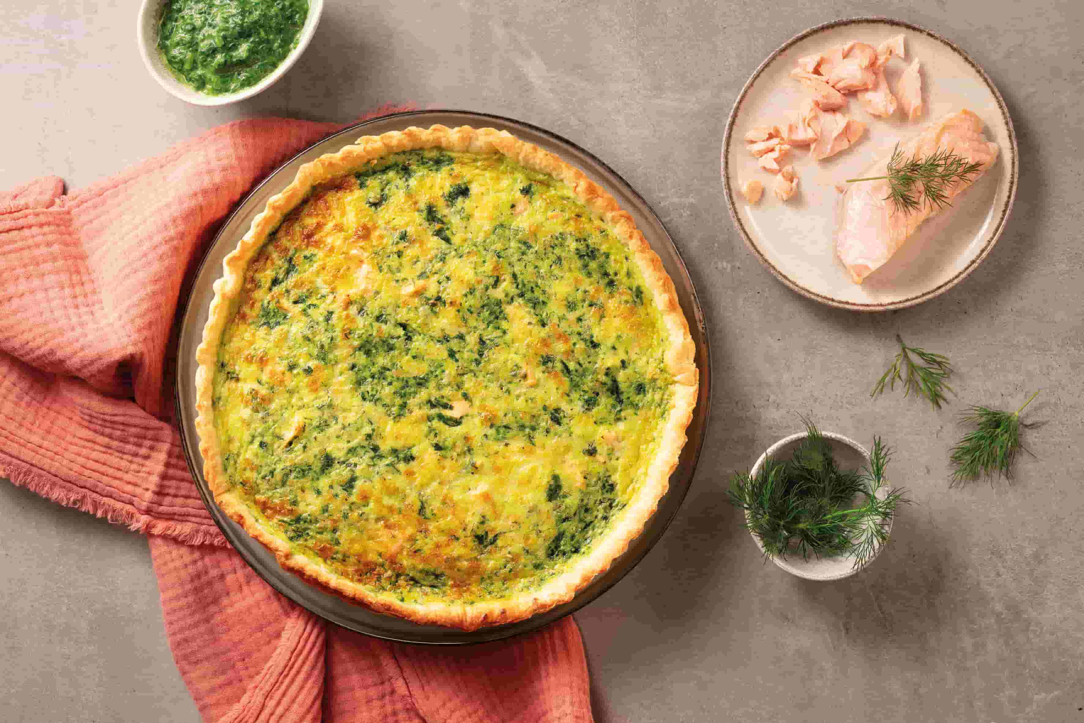 Quiche gratinée aux épinards à la crème en branches