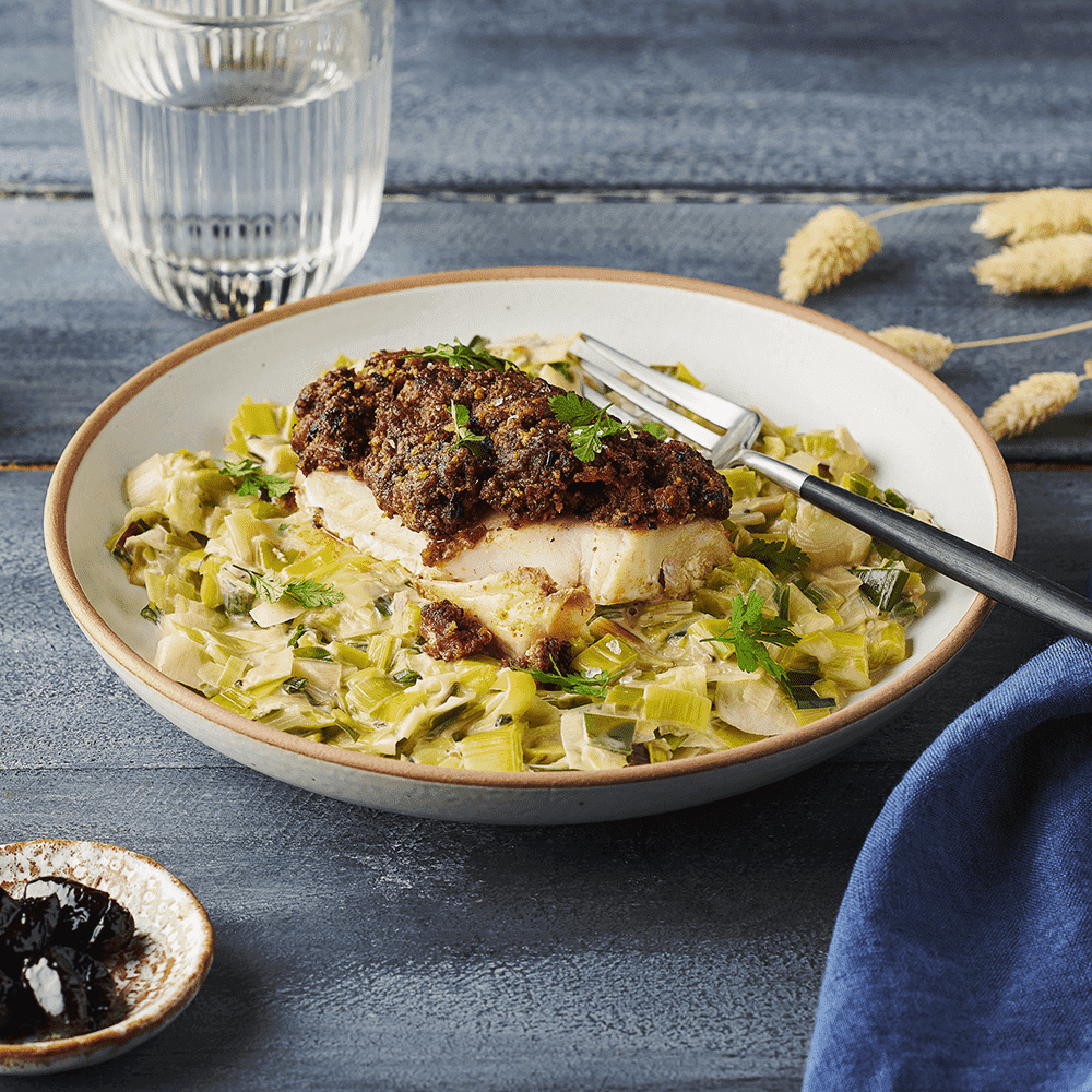 Dos de cabillaud, crumble de chorizo et olives, nid de poireaux à la crème