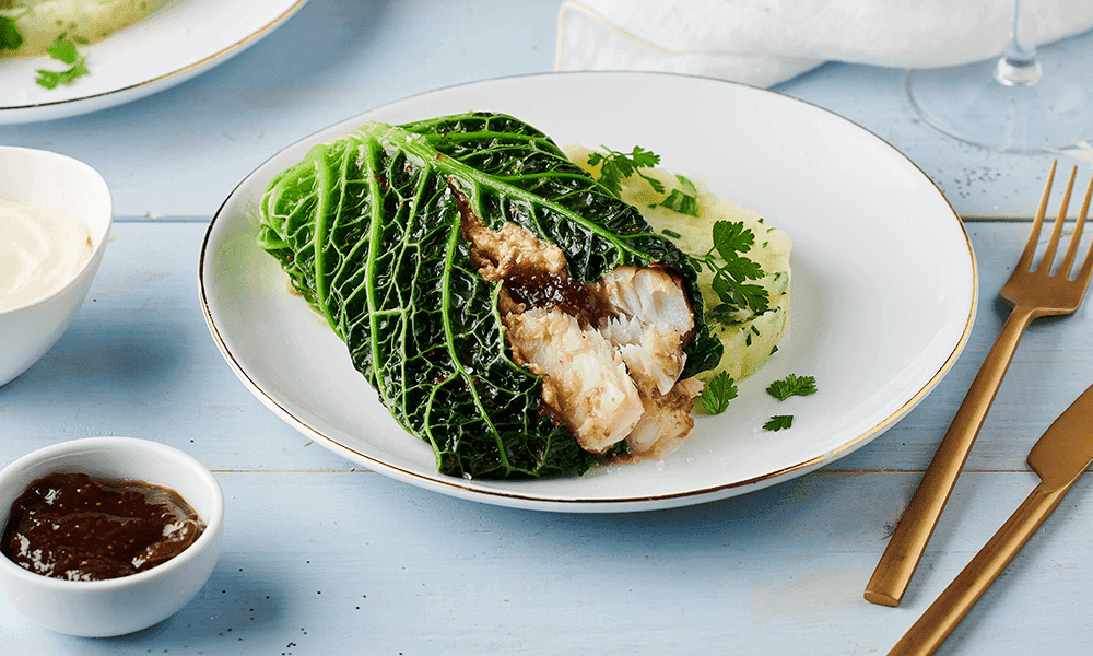 Cabillaud en Papillote de Choux au foie gras et figues, écrasé de pomme de terre à l'huile de sésame et herbes fraîches