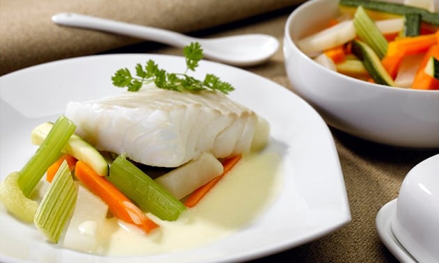 Colin d'Alaska aux petits légumes vapeur sauce hollandaise