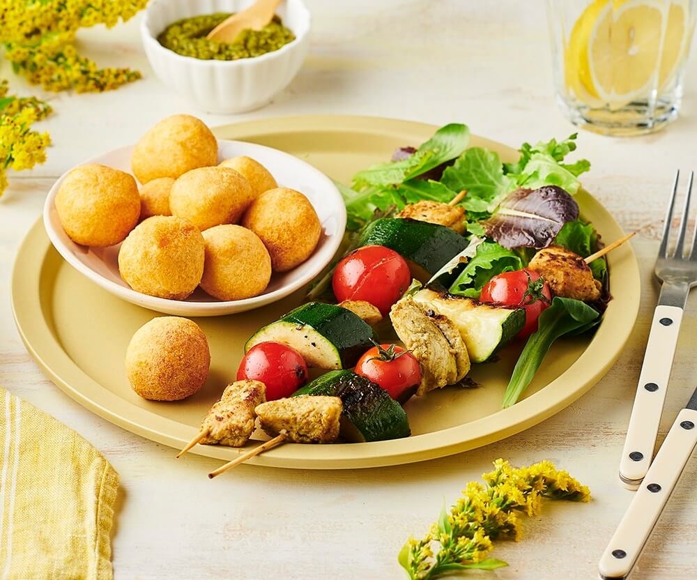 Brochettes de poulet mariné, pommes Dauphine et salade mesclun