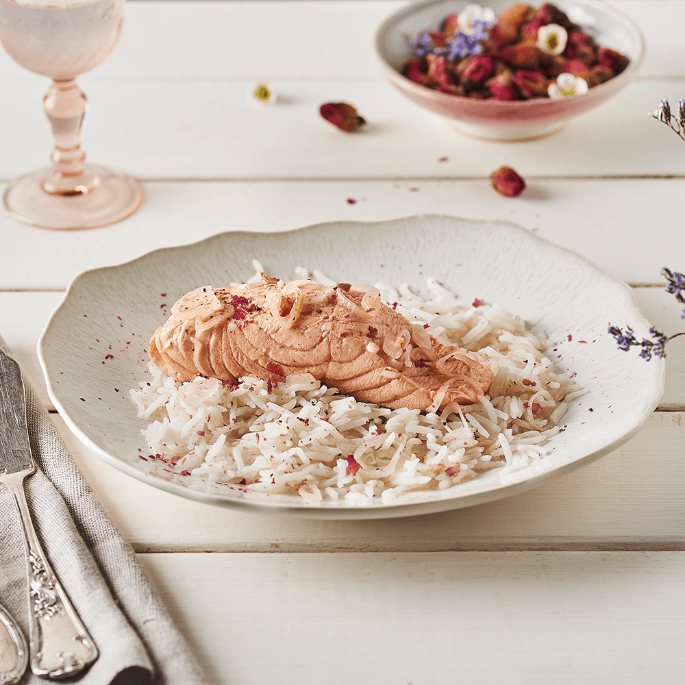 Pavés de saumon pochés au bouillon parfumé à la rose 