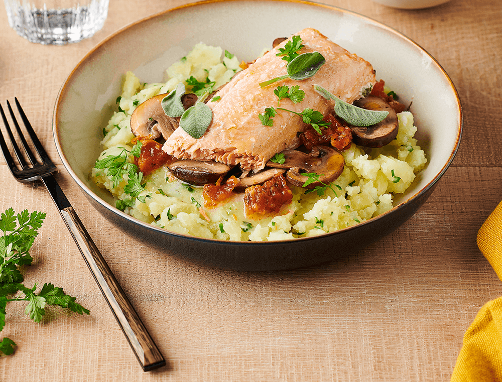 Papillote de saumon aux champignons et tomates confites, écrasé de pomme de terre à l'huile de noisette