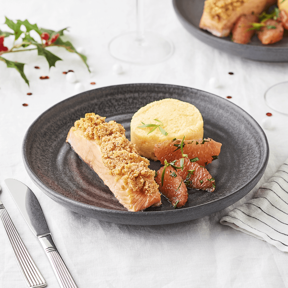 Pavé de saumon Atlantique en croûte de noisette, polenta au pomélo et estragon