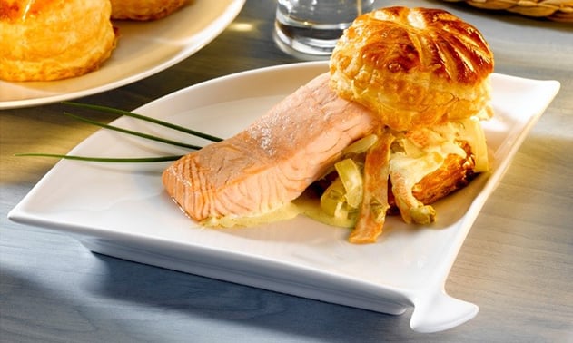 Feuilleté de saumon, fondue d'endives aux carottes