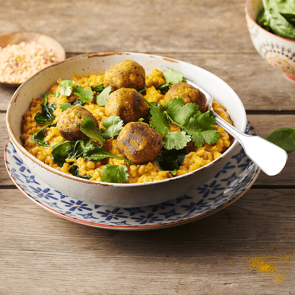 Dahl de lentilles corail, lait de coco et boulettes de légumes