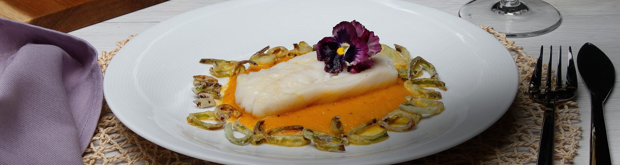 Filets de cabillaud vapeur à la crème de butternut et poireaux frits