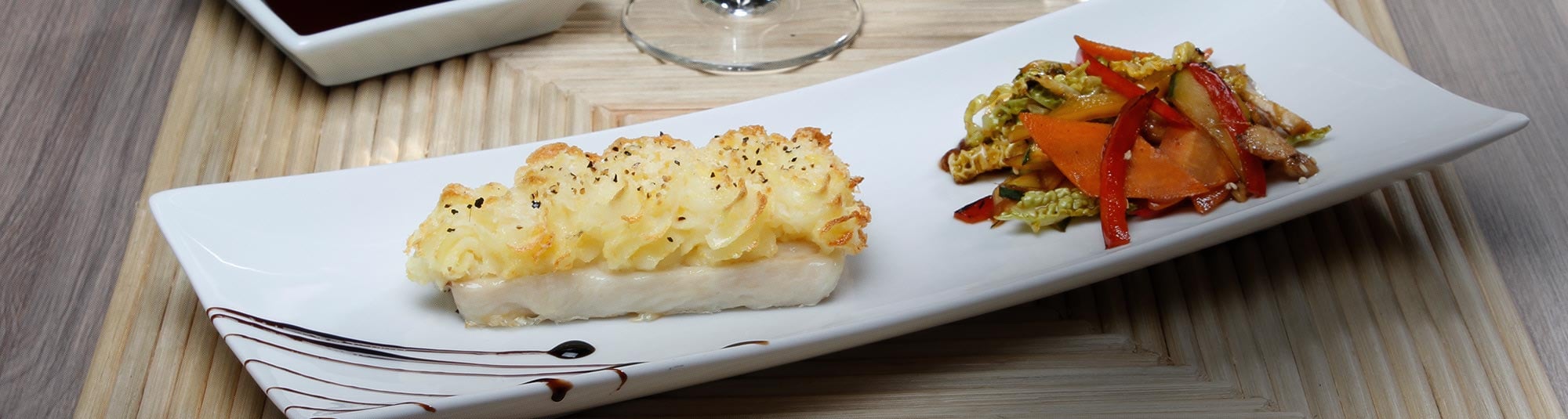 Dos de cabillaud en croûte de pomme de terre façon duchesse et légumes sautés à la Thaï