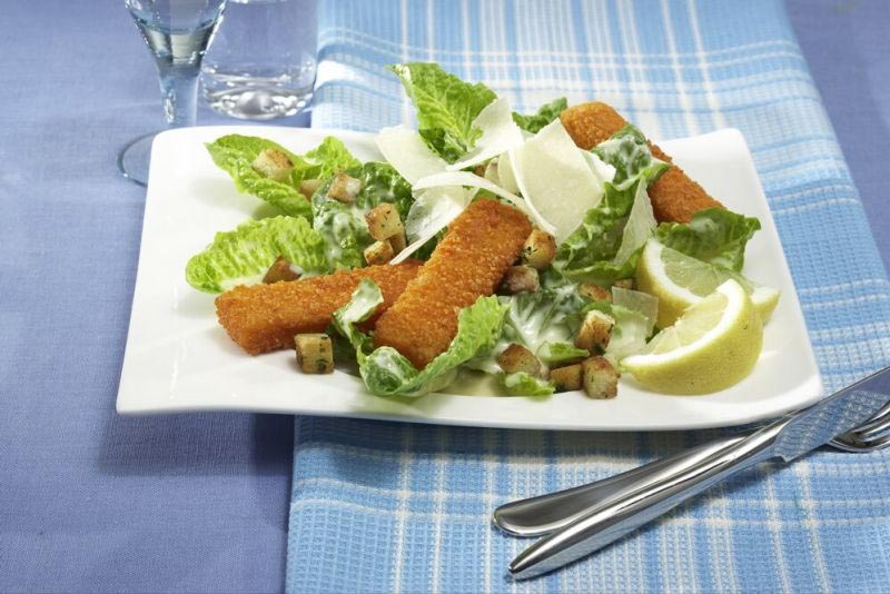 Cesarsalat mit fischstaebchen