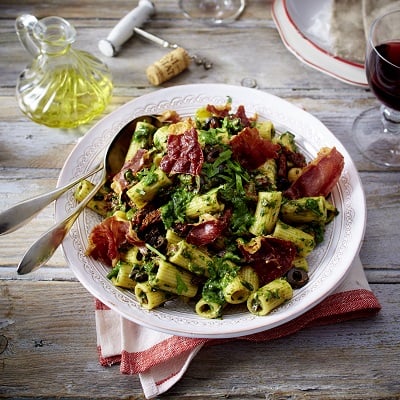 Mediterraanse pastasalade met parma ham en spinazie a la creme